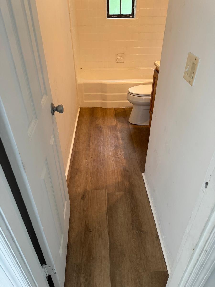 Waterproof vinyl plank in a San Jose Jacksonville bathroom